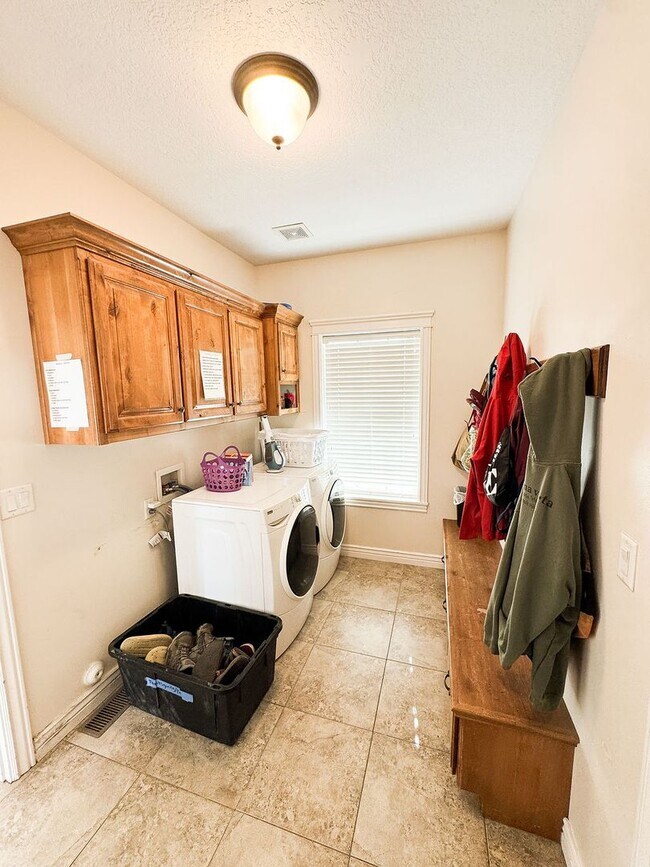 Building Photo - Beautiful Custom Home For Rent In Rexburg!