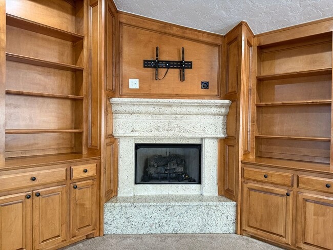 Building Photo - 6933 NW Eisenhower Dr