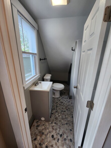 Bathroom - 1815 N Goodman St