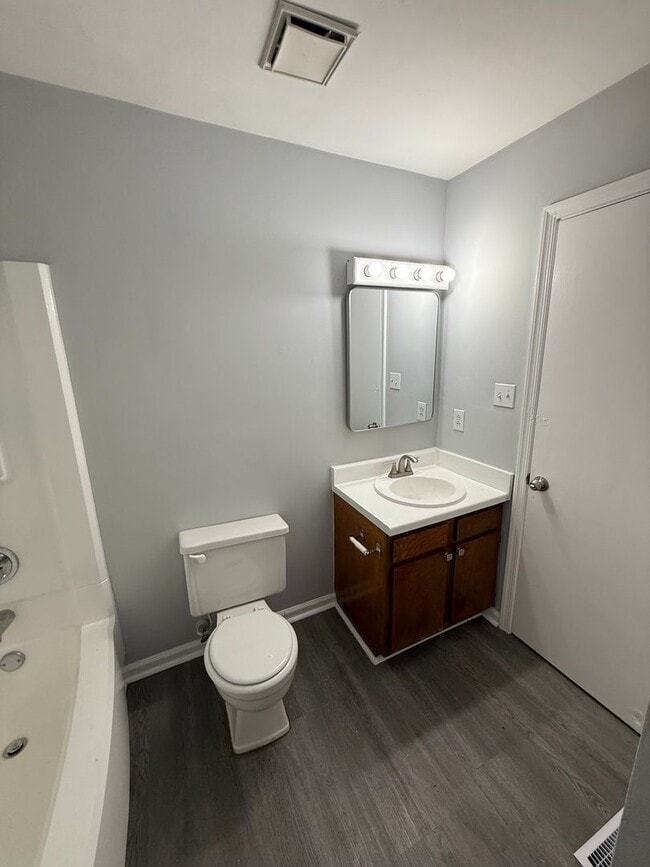 Building Photo - Move-In Ready 2BR Home Near Coast Guard Base!