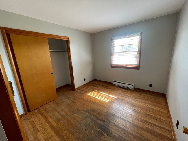 Building Photo - Three Bedroom Single Family Home in the Co...
