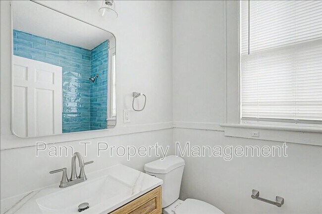 Building Photo - 613 W 39th St