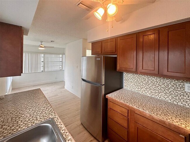 Building Photo - 2580 Coral Springs Dr