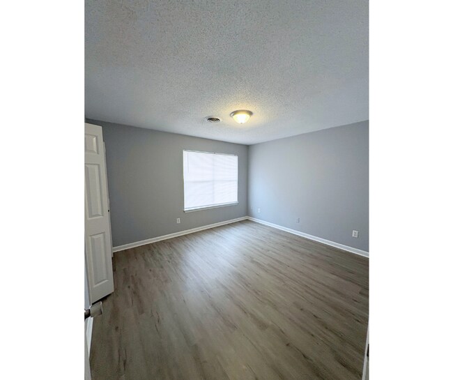 Building Photo - 3455 Hedge Drive Northeast