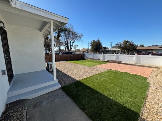 Building Photo - 3 Bedroom 2 Bath Home