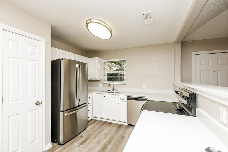 Building Photo - 1913 Green Willow Dr