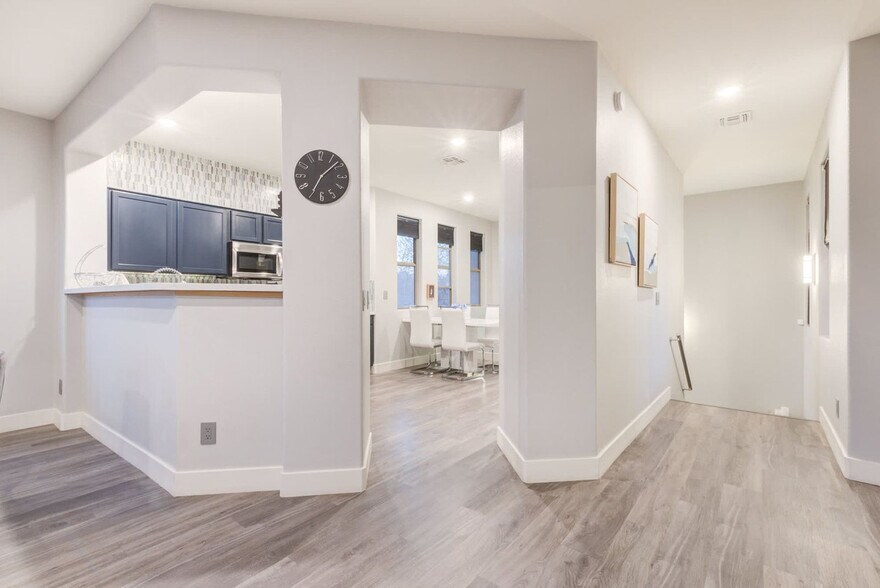 Building Photo - 15221 N Clubgate Dr