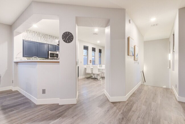 Building Photo - 15221 N Clubgate Dr