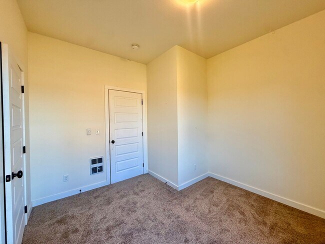 Building Photo - 1801 Russell Ave