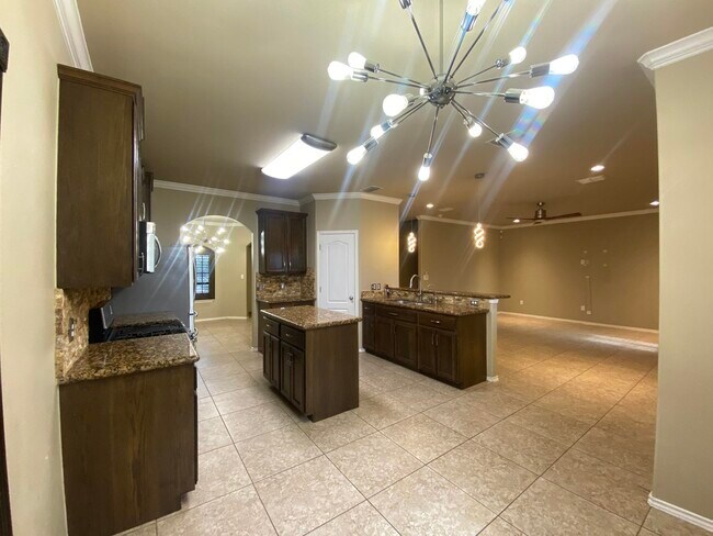 Building Photo - 413 Windmill Palm Dr