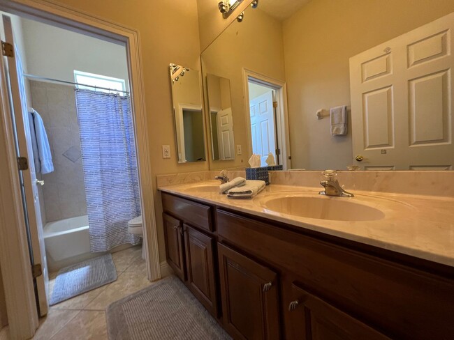 Building Photo - Beautiful 5 Bed 4 Bath Pool Home in the gu...