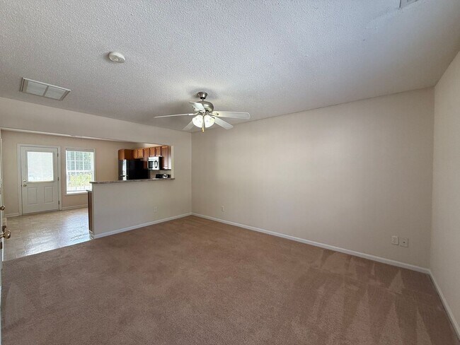 Building Photo - 2 bedroom, 2.5 Bath Townhouse