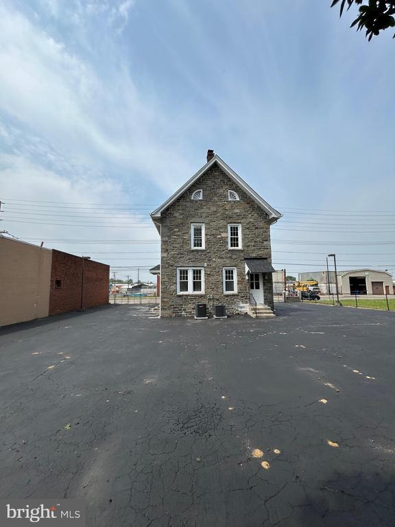 Building Photo - 825 Jersey Ave