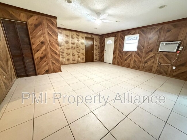 Building Photo - 1527 Leeway Ave