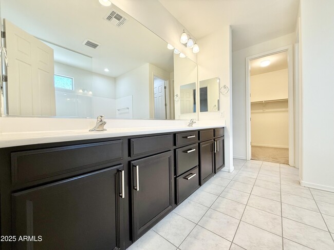 Building Photo - 735 W Derringer Way