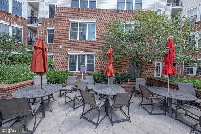 Building Photo - 300 W Elm St