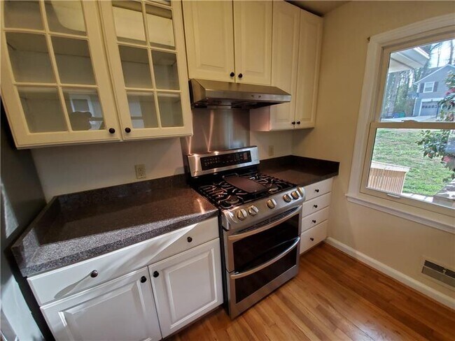 Building Photo - 613 Clairmont Cir