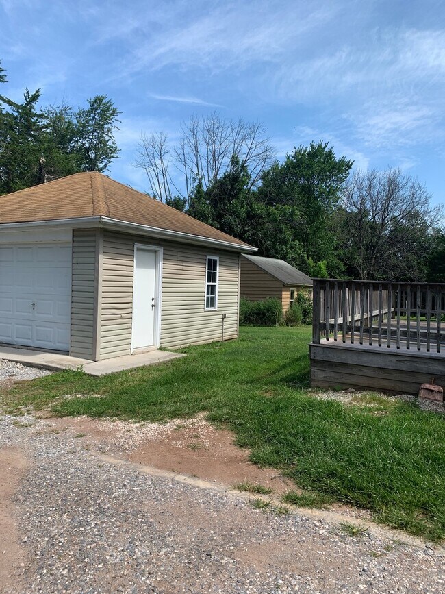 Building Photo - 2243 Sunset Ln