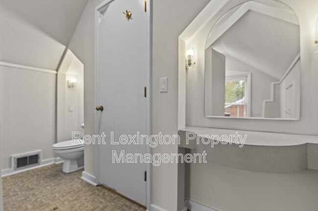 Building Photo - 265 Zandale Dr