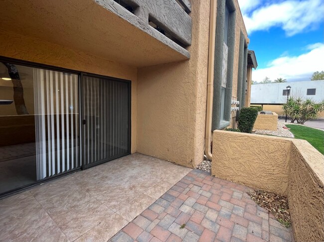 Building Photo - 2 Bedroom Condo in the Scottsdale Terrace ...