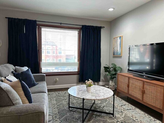 Building Photo - Spacious Main-Floor 2-Bedroom, 1.5-Bath Home