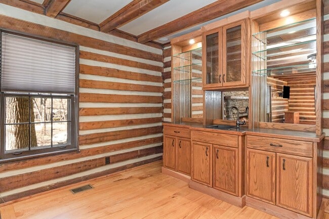 Building Photo - East Nashville River View Living!