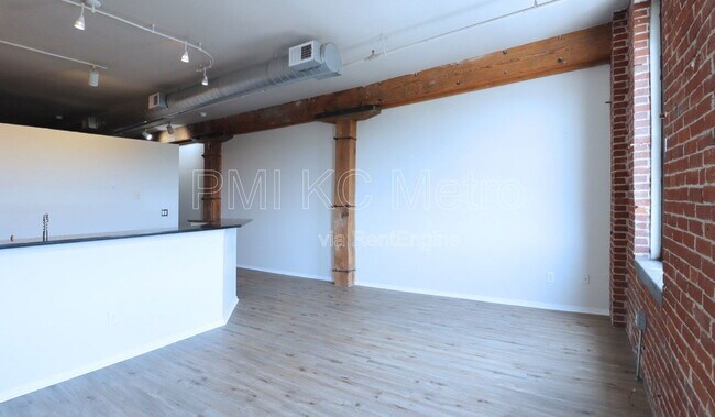 Building Photo - 200 Main St