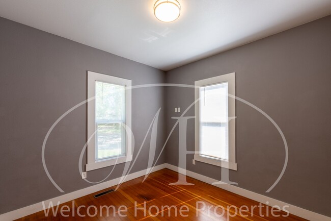 Building Photo - Great 2 Bedroom with Classic Finishes