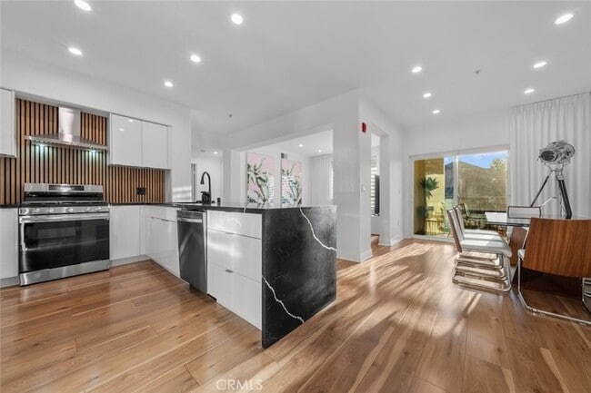 Building Photo - 24505 Town Center Dr