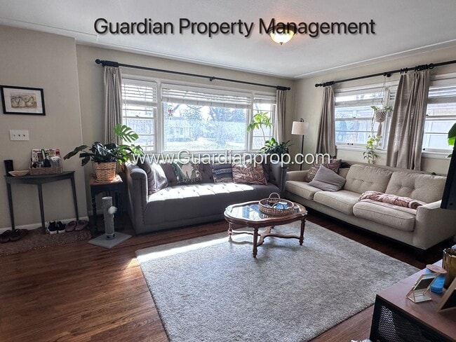 Building Photo - St Louis Park Single Family Home, Fenced In yard, Washer/Dryer, Fenced 1 Car Garage