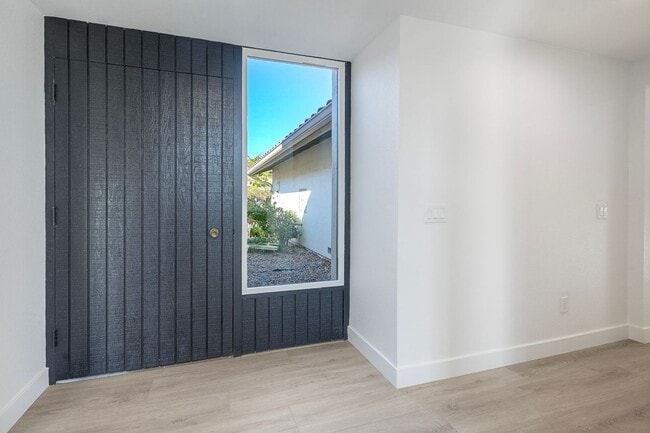 Building Photo - Beautifully remodeled single-story home in the heart of Solana Beach!