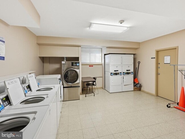 Building Photo - 4390 Lorcom Ln