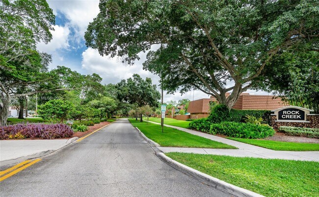 Building Photo - 2536 Camelot Ct