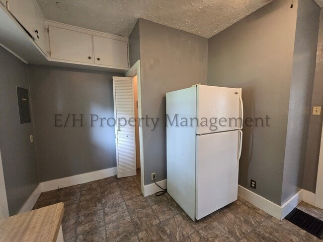 Building Photo - 615 S Volutsia Ave