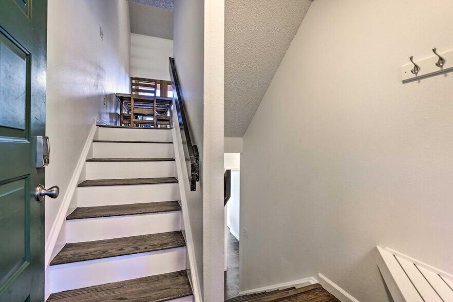 Building Photo - 163 Burgundy Cir