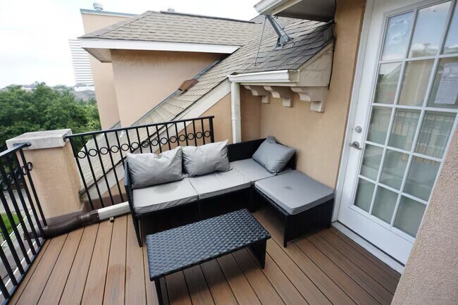 Building Photo - 5625 Dolores St