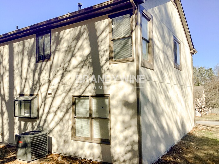 Building Photo - 1577 Linksview Close