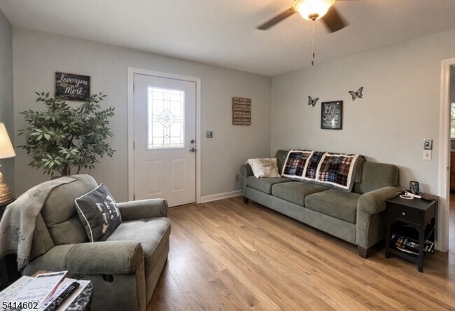 Building Photo - 83 Chestnut Hill Dr W