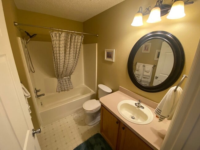 Building Photo - Beautiful 2 + 2 Villa, Turnkey ANNUAL Leas...