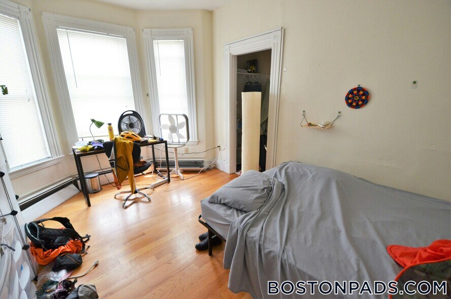 Building Photo - 35 Brookline St