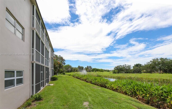 Building Photo - 2471 SW 82nd Ave