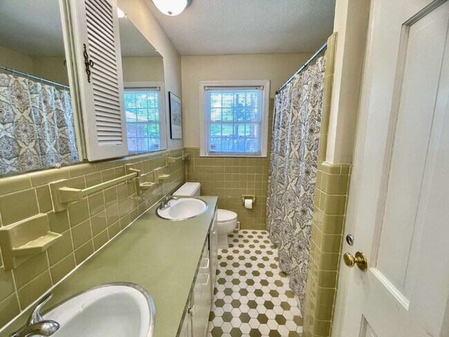 Building Photo - Charming 3-Bedroom Nest with 2 Full Baths ...