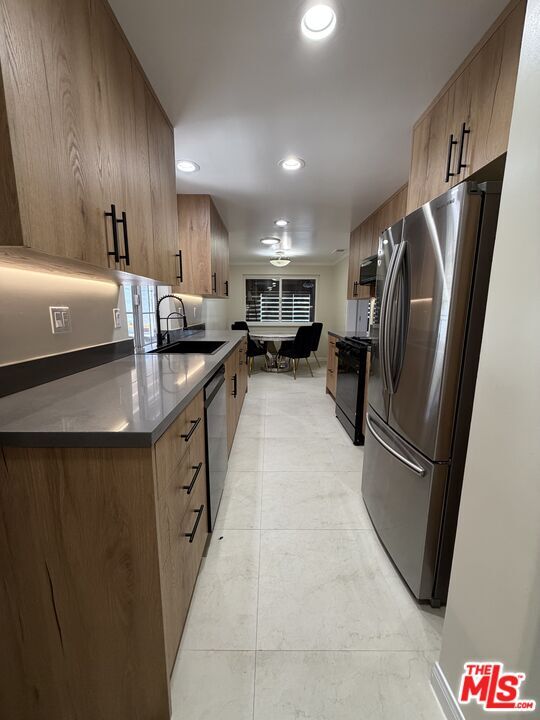 Building Photo - 10609 Reseda Blvd