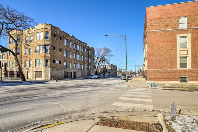 Building Photo - 703 S Central Park Ave
