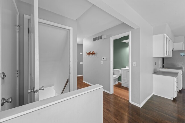 Building Photo - 1008 Forest Hills Dr