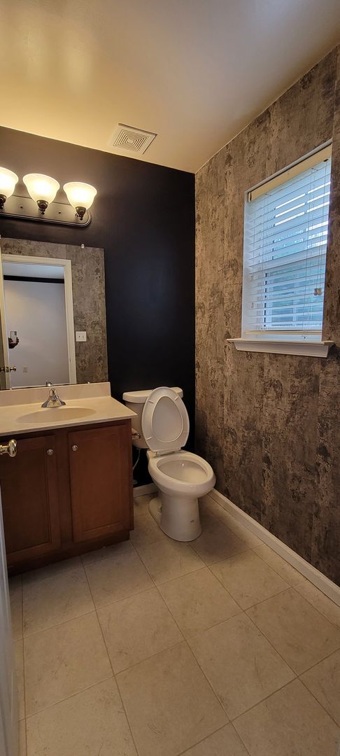 Building Photo - Beautiful 3 bedroom 2.5 bathroom END Unit ...