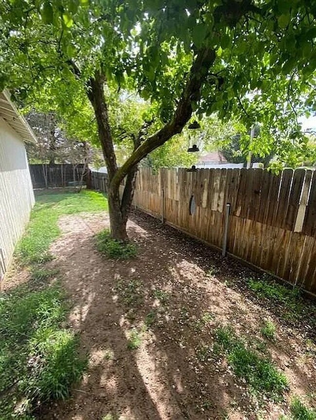 Building Photo - 2 bedroom 1 bathroom duplex with backyard ...