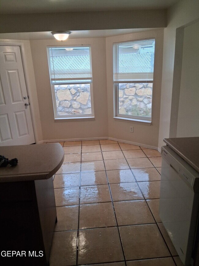 Building Photo - 2807 Beachcomber Dr