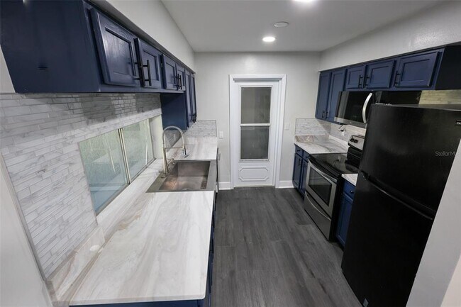 Building Photo - 1500 Laurel Cir