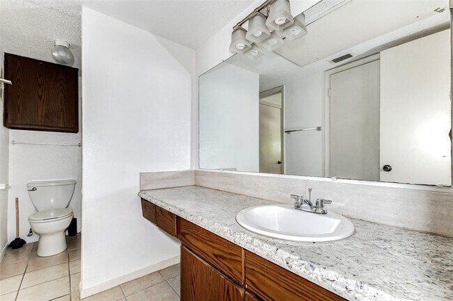 Building Photo - 2750 Holly Hall St